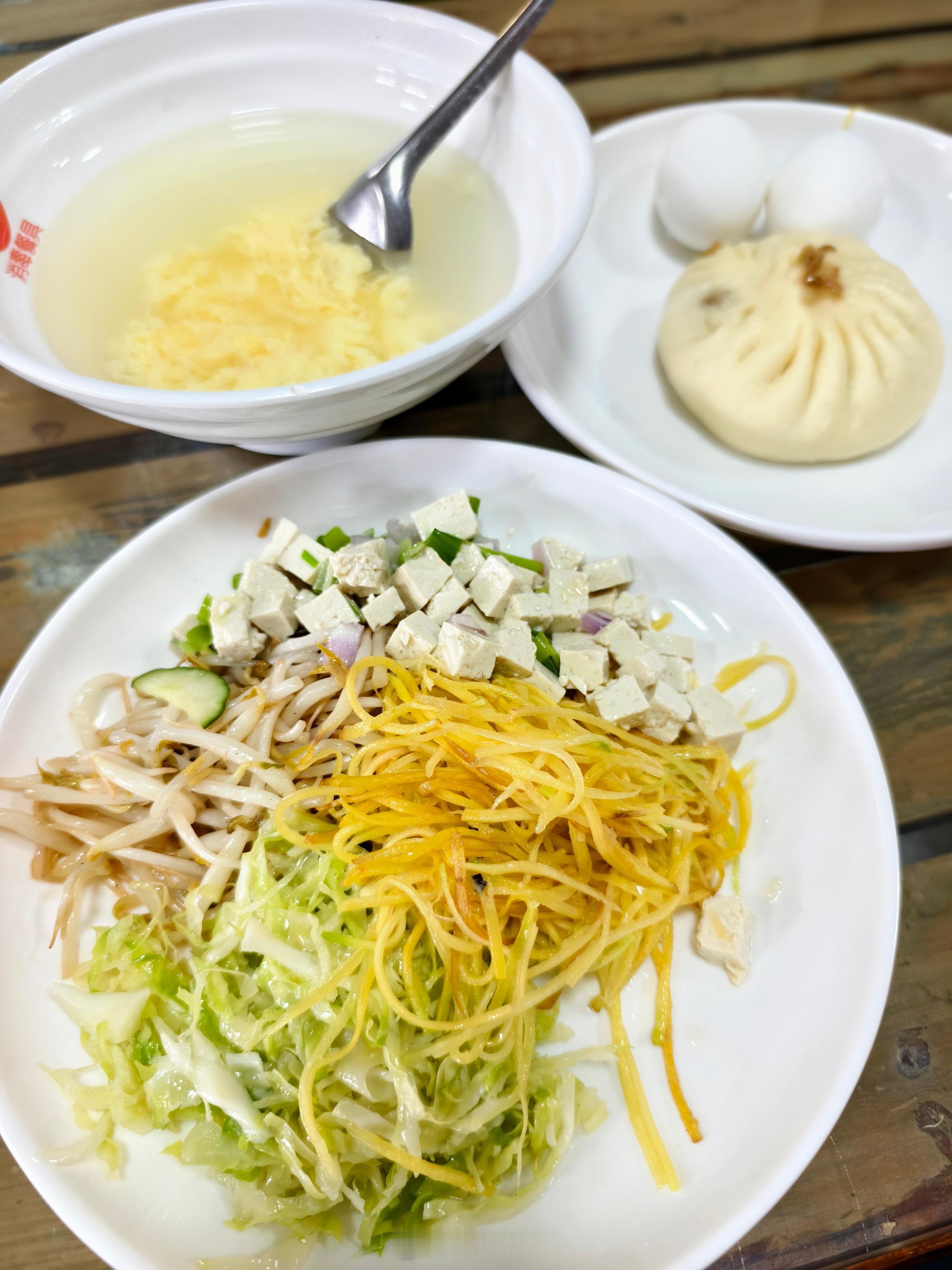正常工作生活里这是我容易吃到最健康的早餐了就是食堂的饭多少都有点太油问人家要碗热