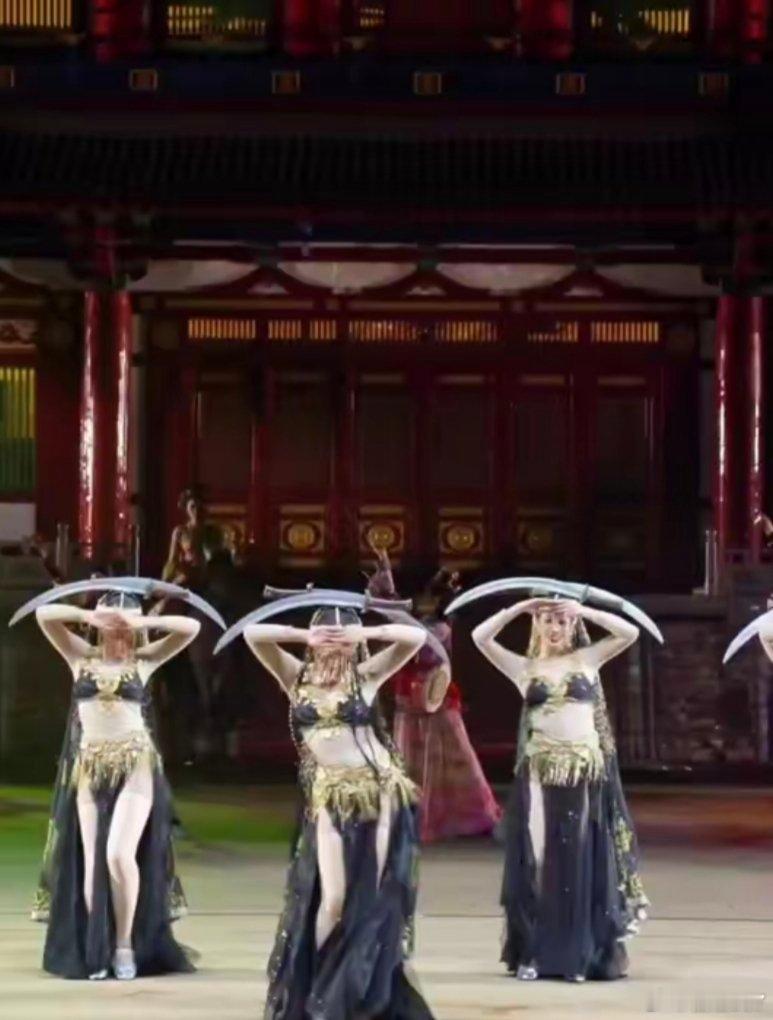 据说这是以前的琅邪古城双刀美女，与现在的双刀美女，某些人太坏了！！！...
