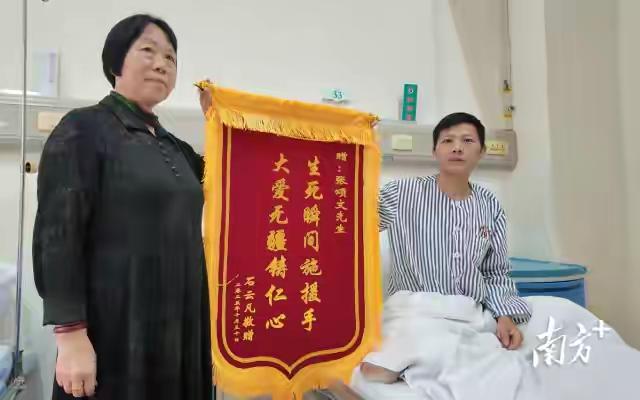 广东韶关深夜街头惊现暖心一幕！张颂文弯腰捡起散落血泊中的玛瑙手串，一句“不用怕”