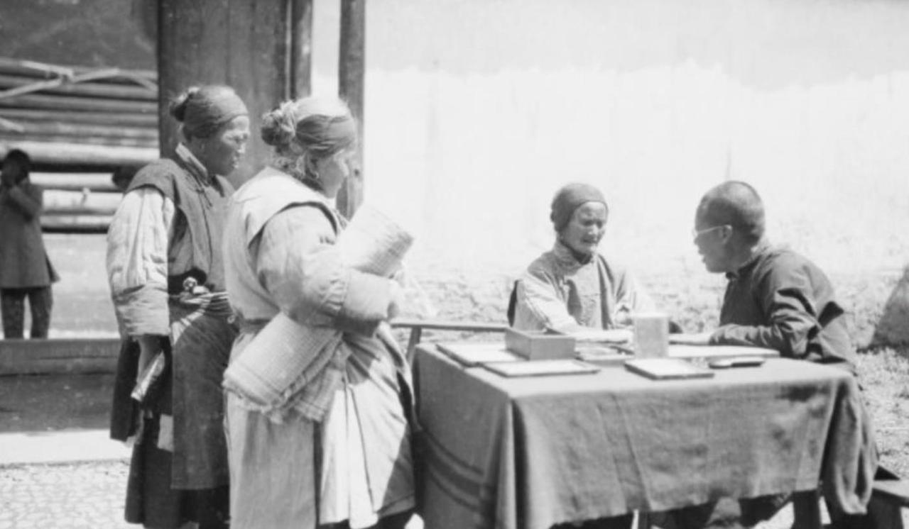 1948年春，冒着鹅毛大雪，伟人一行赶去西柏坡。途经五台山塔院寺，众人暂时停下歇