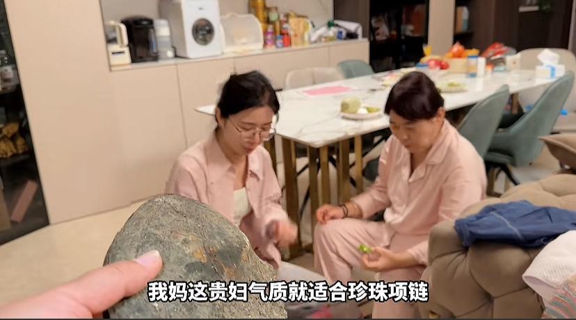 “都是坑”难道也是入了开河蚌的坑了吗？买了一大盆河蚌结果只开出一条珍珠项链，而且