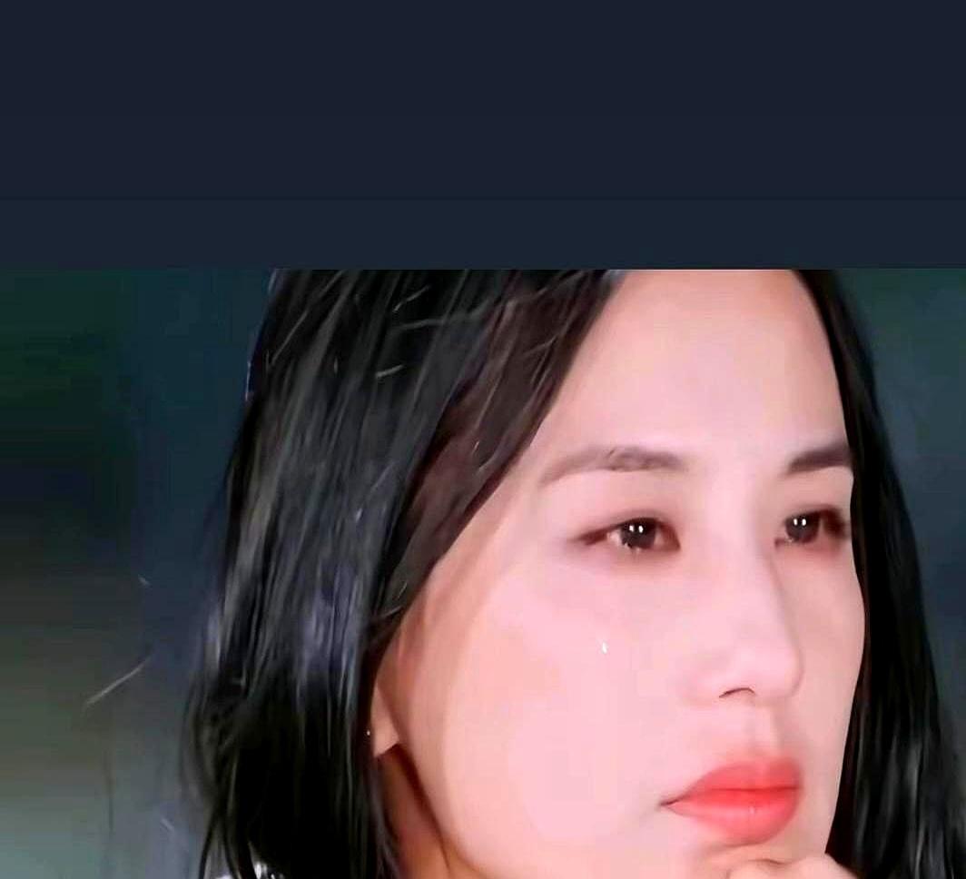 杨子在车里哭到崩溃，黄圣依连头都没回，推开车门，走了。后来他在直播间捧着钻