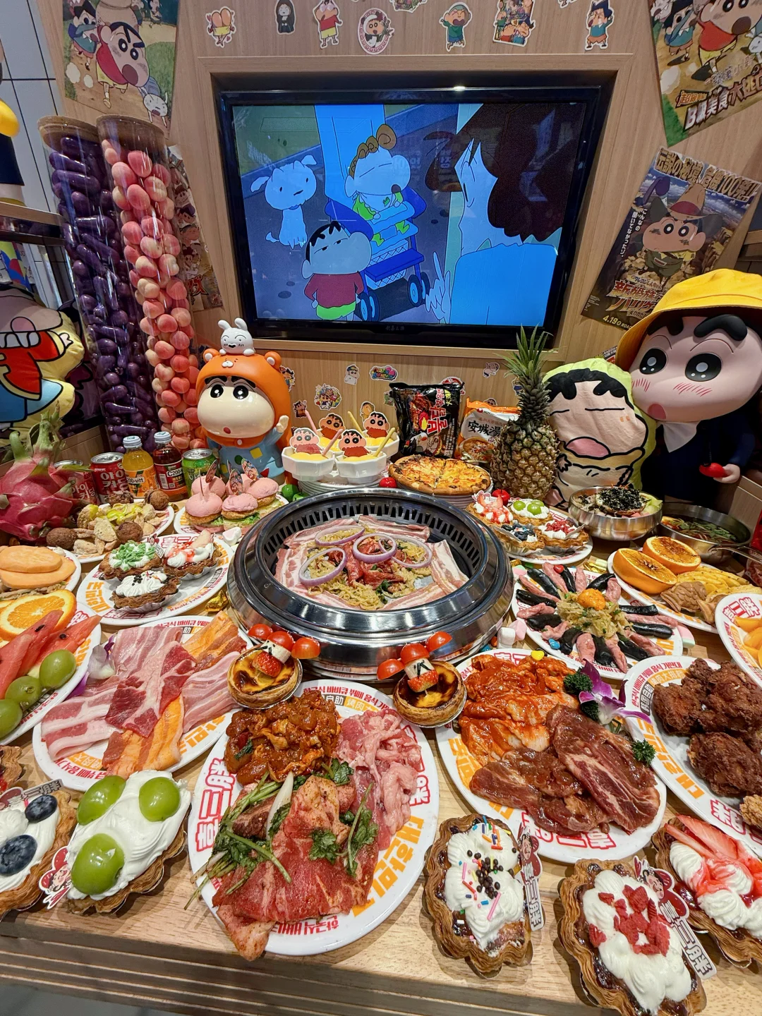 谁懂啊❗边看小新边炫烤肉不要太快乐❗