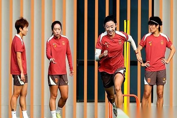 静悄悄的。真的，最近关于女足姑娘们的消息，就是这种感觉。不声不响的，她们人已