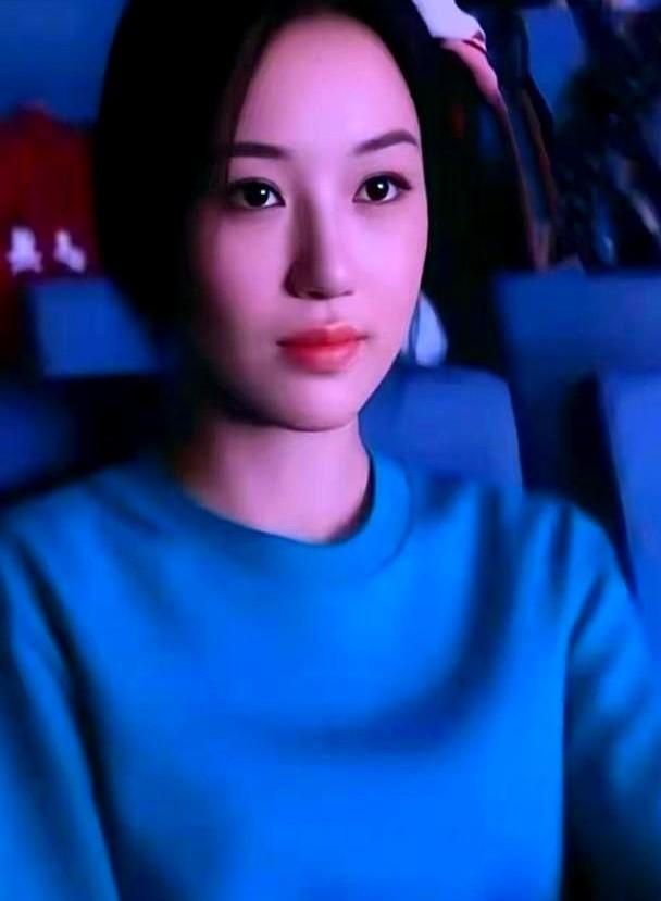 别再说李嫣是花钱换了张脸，这根本不是一个量级的事。她爹妈花了18年，动用全球