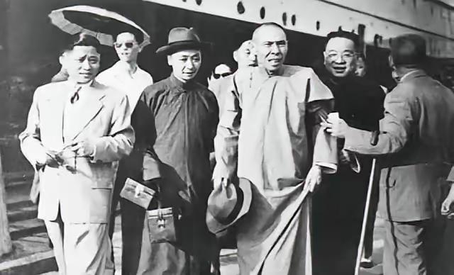 杜月笙晚年移居到香港，生活窘迫只能借钱维持，一次杜月笙找到刘航琛，杜月笙刚表明来