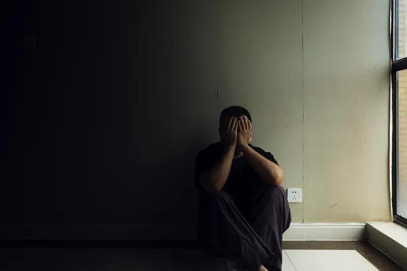 如何帮助孩子走出抑郁情绪?现在青少年患抑郁症比例上升，帮孩子走出抑郁很关键。