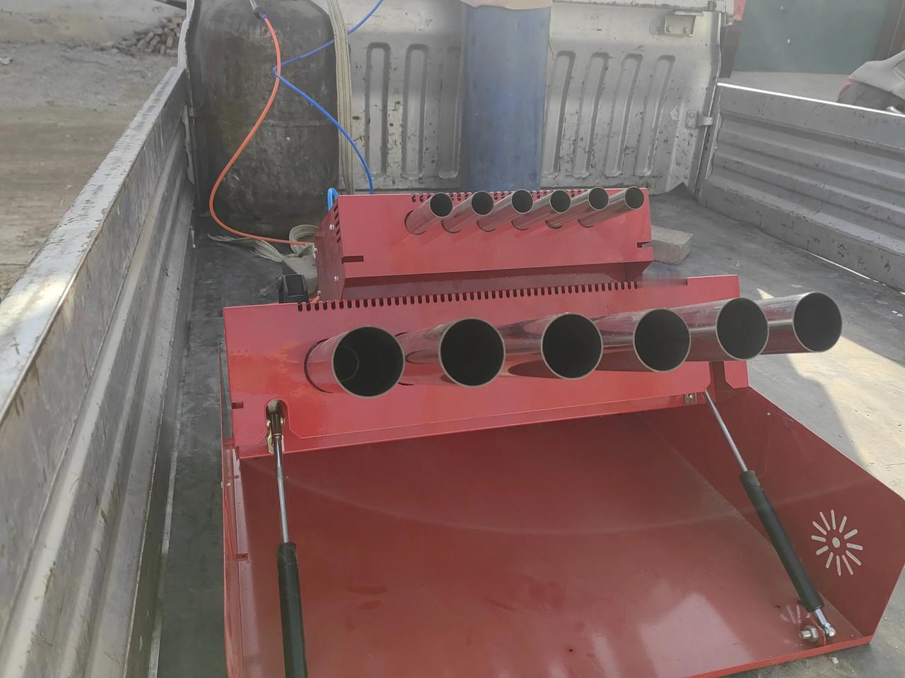 春节以前，我们村谁家有白事，最少也得买两三千块钱的烟花爆竹。春节以后，因为禁止