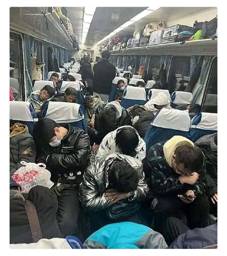 2026年的春运，结结实实给所谓的精英们上了一课。高铁二等座剩了一大堆，那个晃