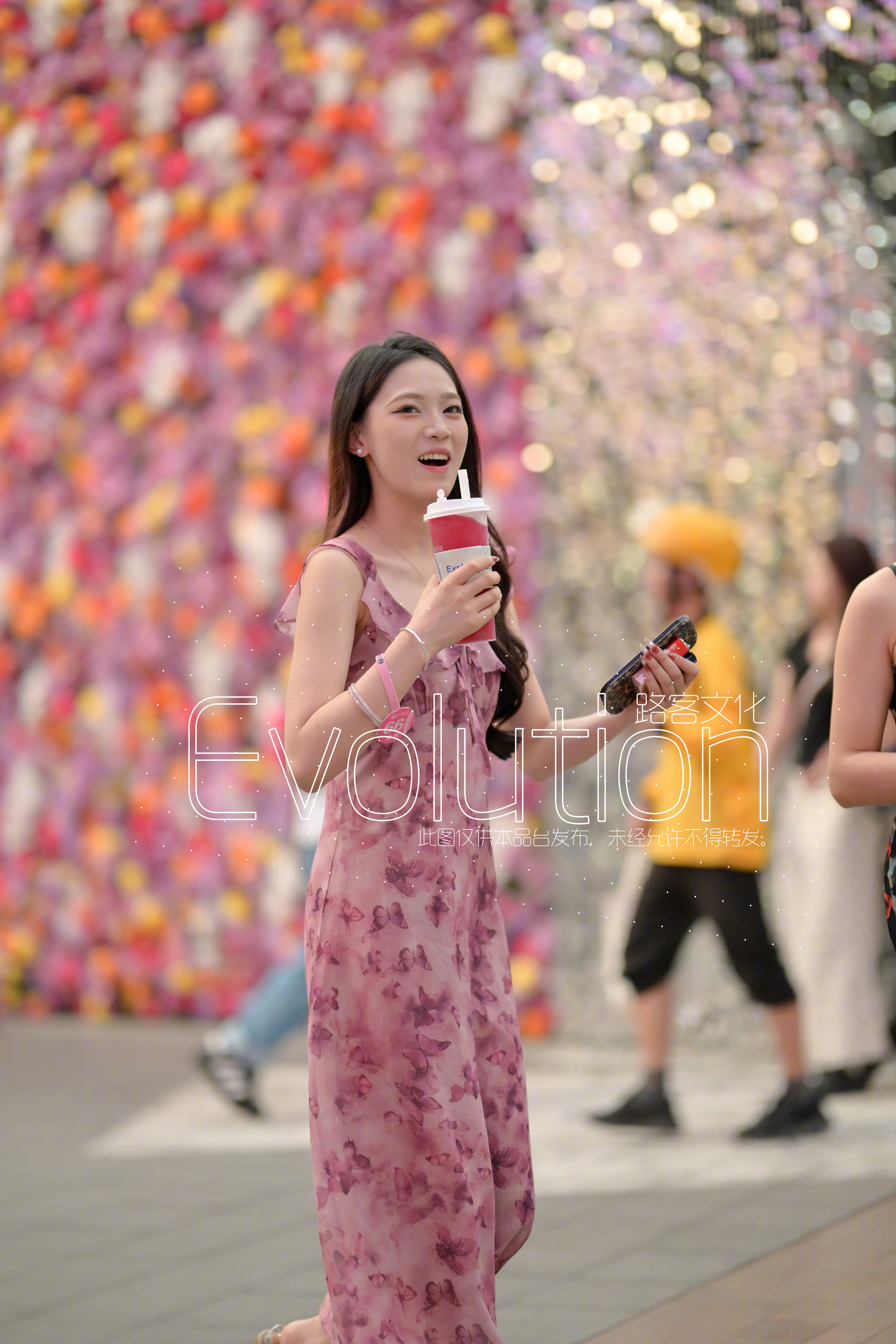 如果小姐姐再近一点光圈再大一点让焦外旋起来更好看​​​