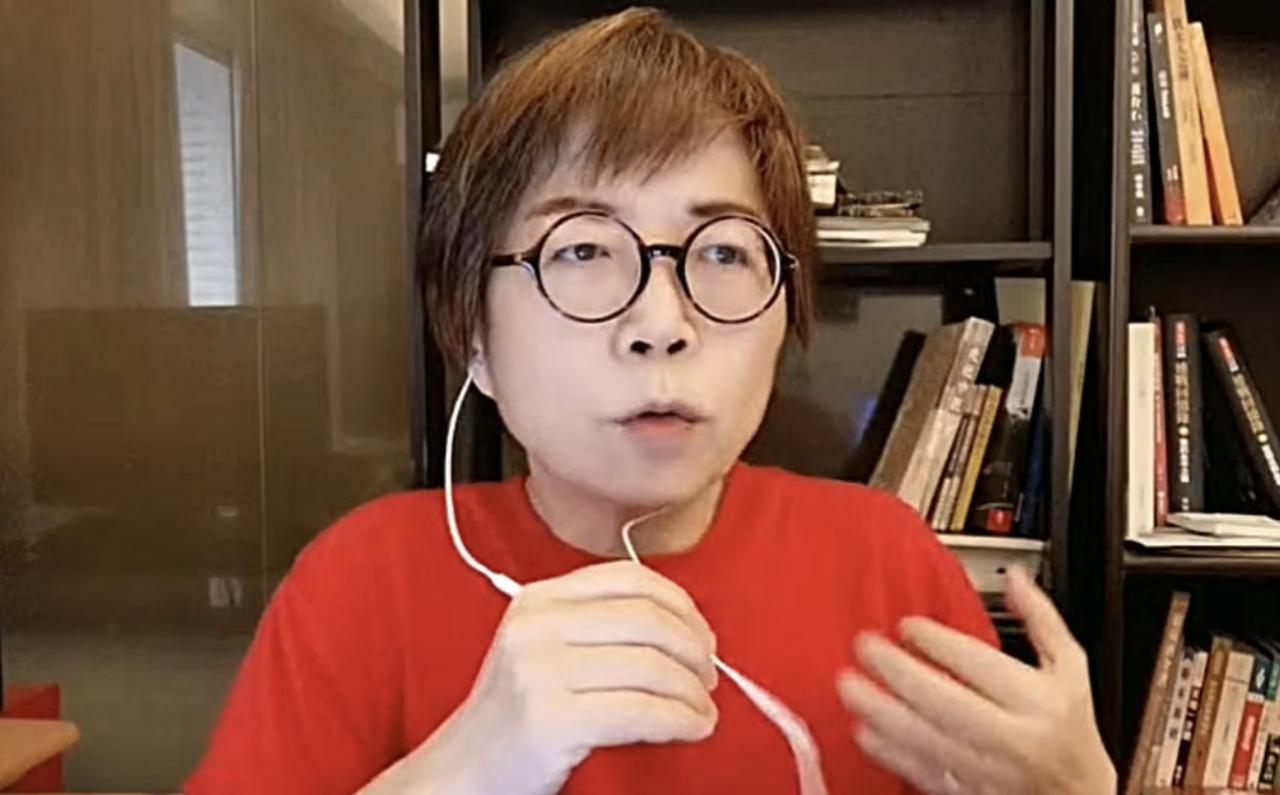 黄智贤硬刚邱毅？呛：我跟邱毅从来不是同一个阵营的不少网友发现，黄智贤现在的火