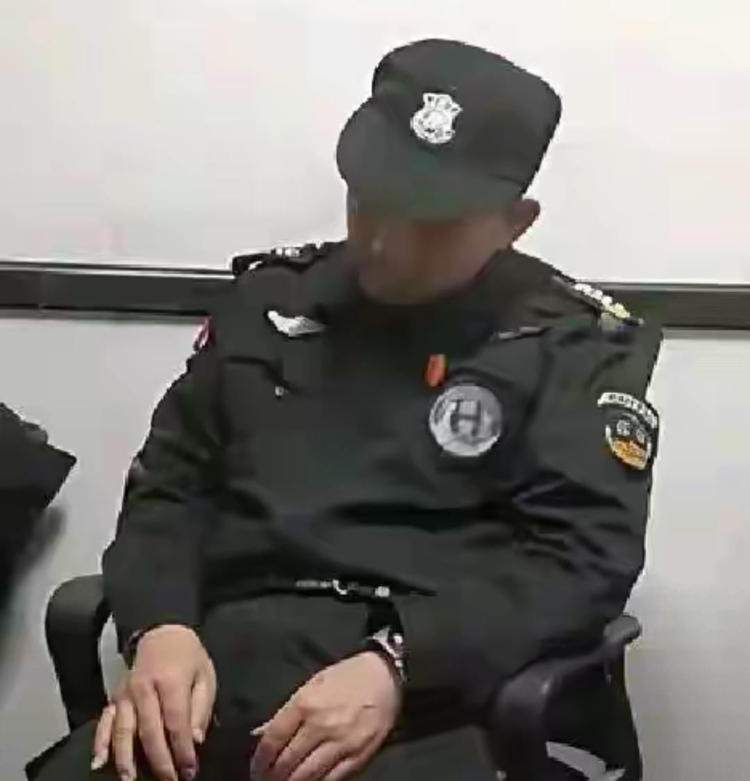 早上刚接班，一位业主走过来说：“我早上起来遛弯，看到你们的保安正在岗亭睡觉，我自