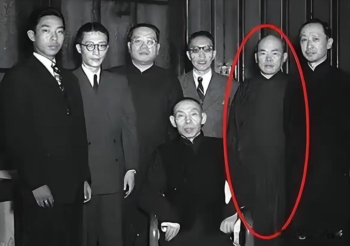 1940年12月21日，杜月笙的头号大管家万墨林，在金门大酒店门口被四