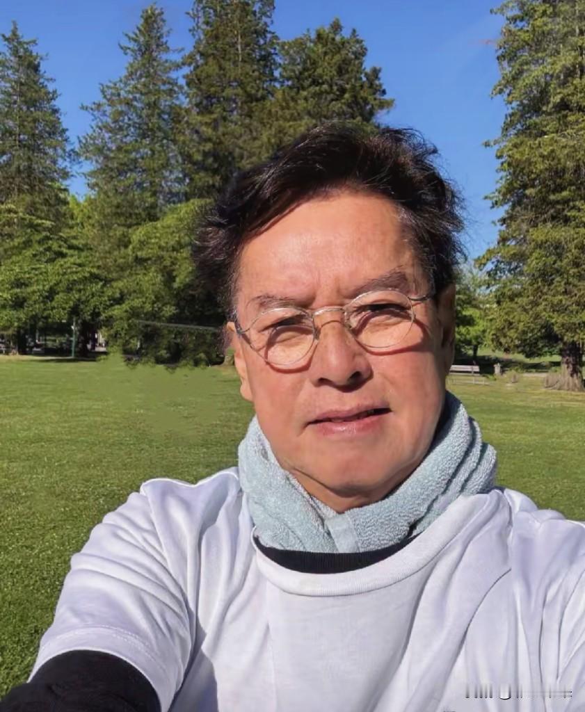 谭咏麟说“钱就是数字”，我第一反应不是羡慕，是后背发凉。他年轻时一个暑假拍七