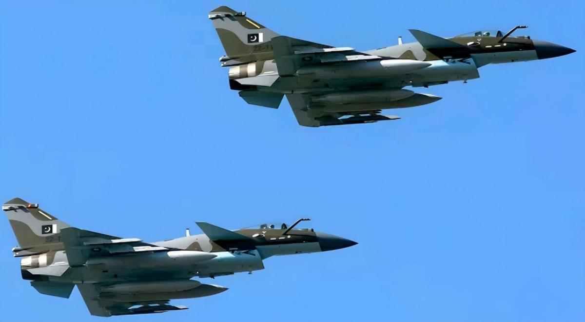 德黑兰上空有中国战机巡逻，伊朗人心里五味杂陈，当年拒买的飞机如今成了救命稻草