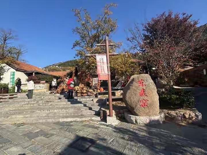 青岛崂山脚下惊现“石头房奇迹”！负债渔村十年逆袭成“民宿天堂”，村民年入百万背后