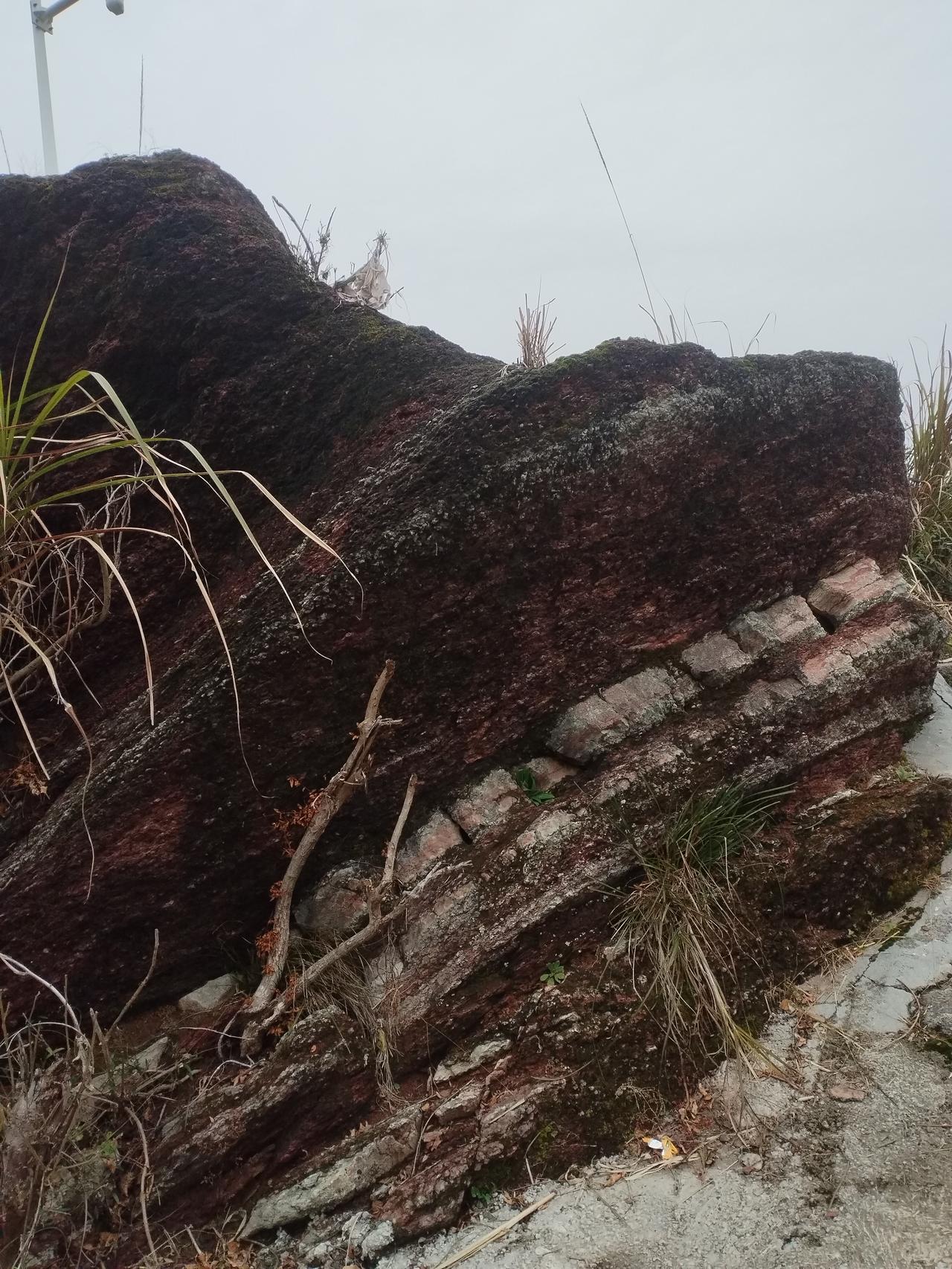 山岩低语山风是这方天地最自由的行者，它掠过层叠的红褐岩层，把千万年的故事揉