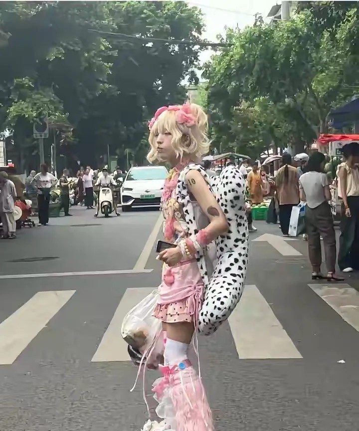 我女儿要是敢穿成这样，一天打三顿😡