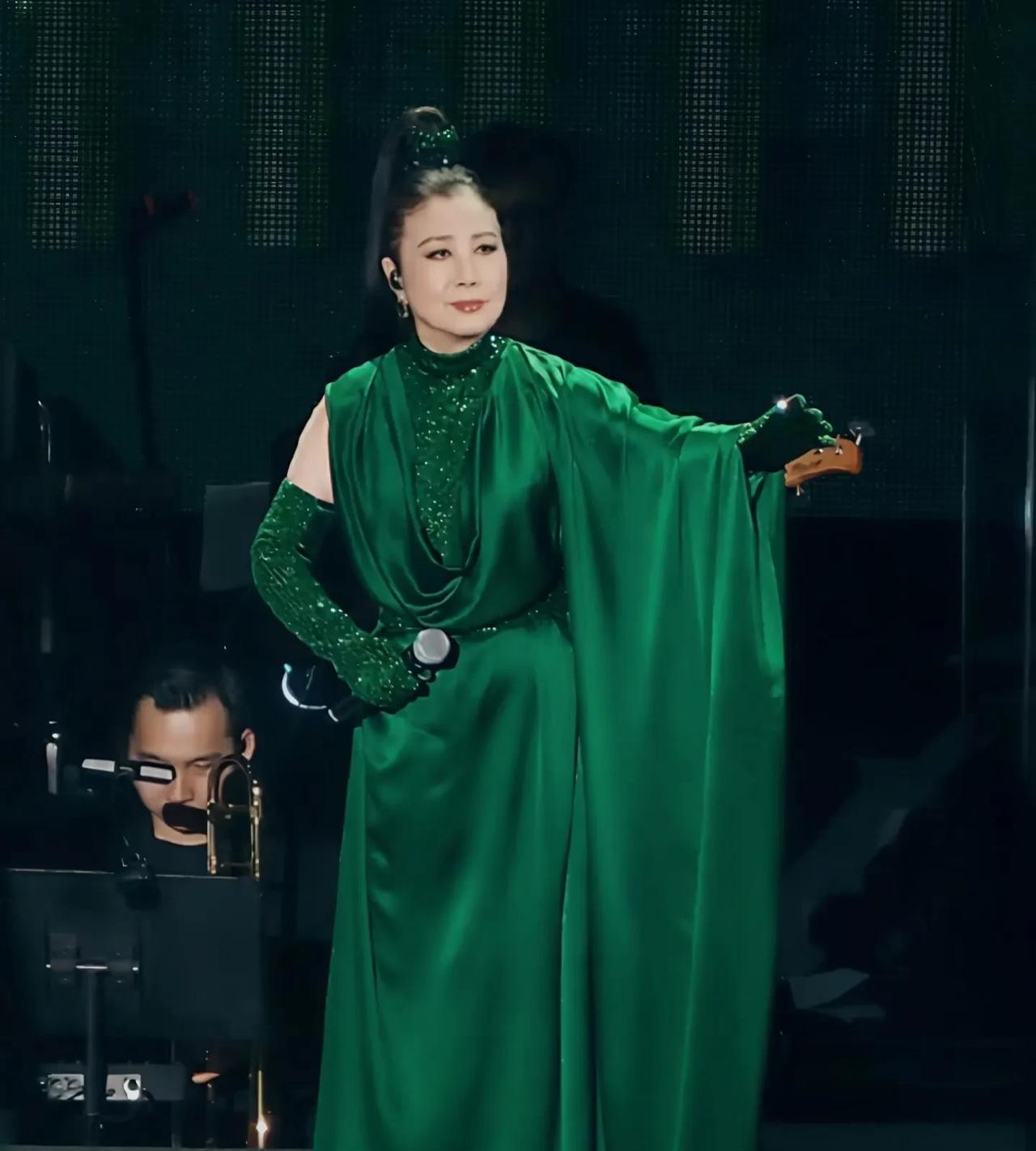 最近，汪明荃的上海演唱会可成了网友热议的话题。不少人看完后都笑称，这简直是一场充