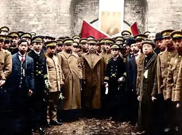 孙中山：位于前排核心位置，时任中华民国临时大总统。​黄兴：孙中山左侧，时任南