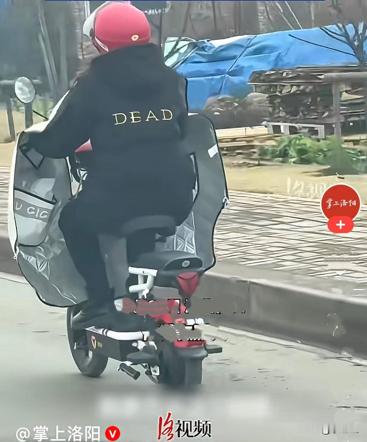 近日，湖北技江一善良的小伙在路上骑车，看到前面骑车的阿姨穿的衣服后面印的字母为英