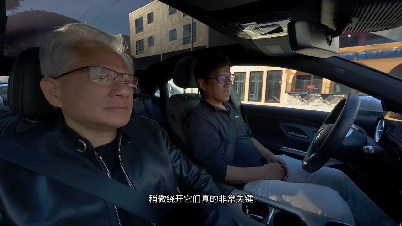黄仁勋亲自体验英伟达的自动驾驶，称驾驶方式已经非常接近人类。同时也提到端到端的推