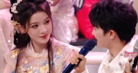 周深cue张予曦唱若梦谁懂这种双向奔赴的感动！周深《若梦》舞台封神，台下主动c