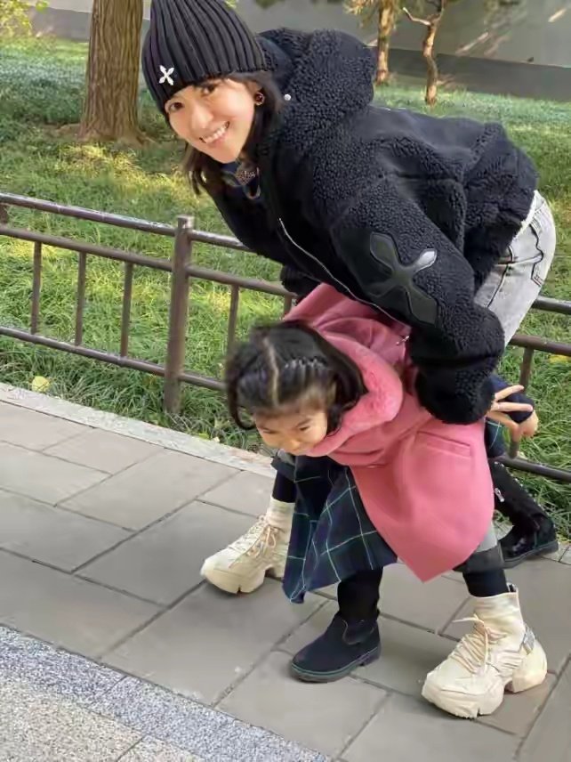 近日，有网友在北京环球影城偶遇章子怡汪峰合体出游。50岁的汪峰剪了利落寸头，显得格外精神，46岁的章