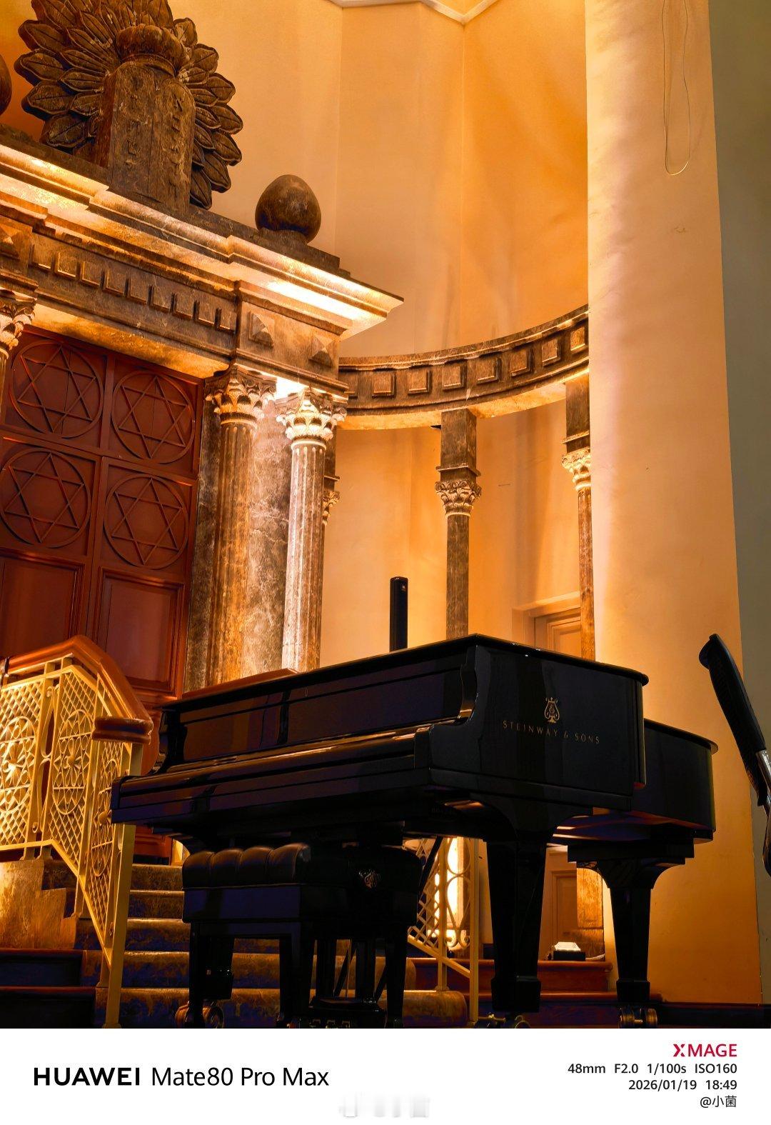 万千气象看龙江偏爱这样的地方：建筑本身会唱歌。二楼木廊柱投下午后斜斜的影子，光