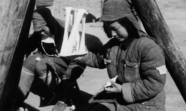 1940年，女八路杨梅被日军抓捕，日军连夜对她用刑，杨梅心想：“为了抗日，死了也