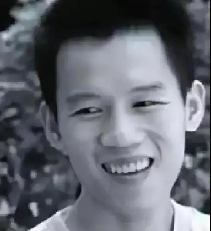 2003年的珠海，一名23岁保安冒死救下正被3名歹徒侵犯的女教师，谁知两年后，他