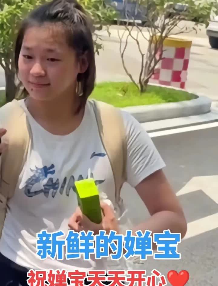 全红婵还是没瘦，骨架大，还肉嘟嘟的。可以看出顶多153左右，不是网传的160。对