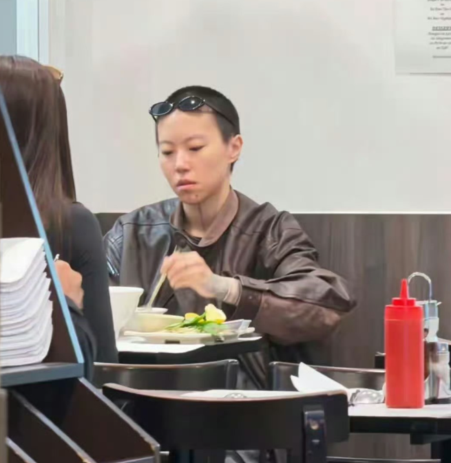 王菲大女儿窦靖童上了热搜这一次，不是因为精湛的唱功，而是网友晒出一组照片，引发