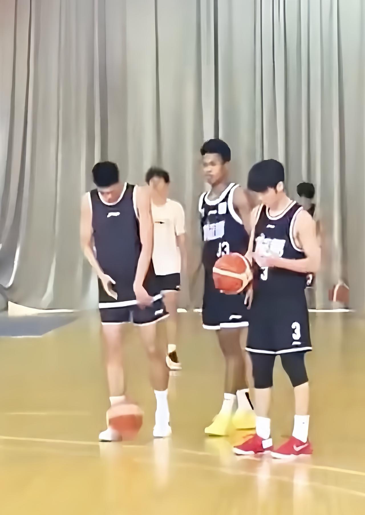 广东宏远男篮与广州男篮的交易谈好了？彰华非近日出现在了广州男篮训练馆进行合队训