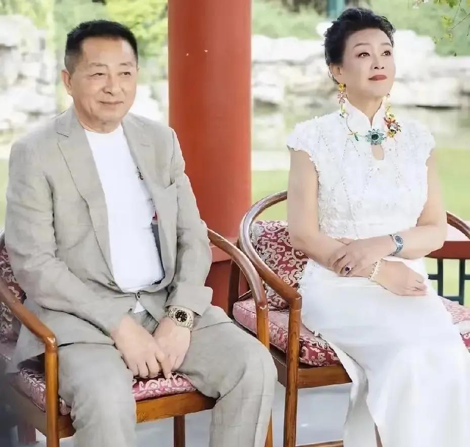 要不是大S当年从中调和，汪小菲跟他爸的关系不可能像现在这么好。结婚第二年，汪一