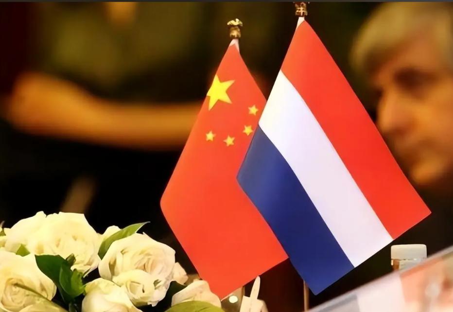 西方天天等着看俄罗斯崩盘，可中方这几天的一纸放宽令，等于当着全世界的面告诉美国：