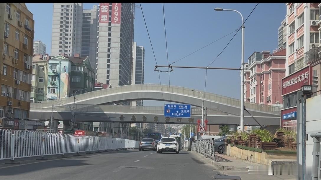 青岛台东步行街，台东一路修下水管道工程，探索一下是热力管网。从利群商厦出来后乘坐