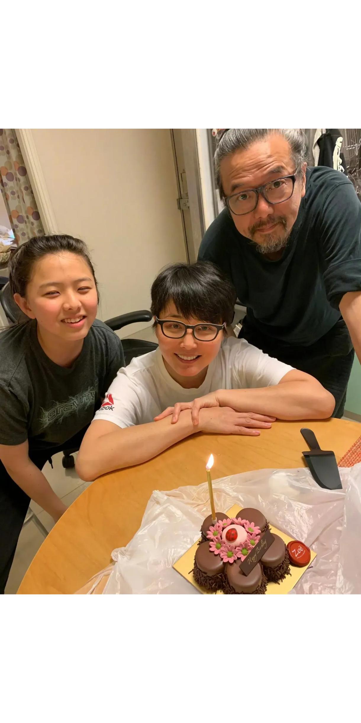 张延的女儿太会长了，跟她站在一起合影，一眼就看出来是母女俩，真是万幸没说