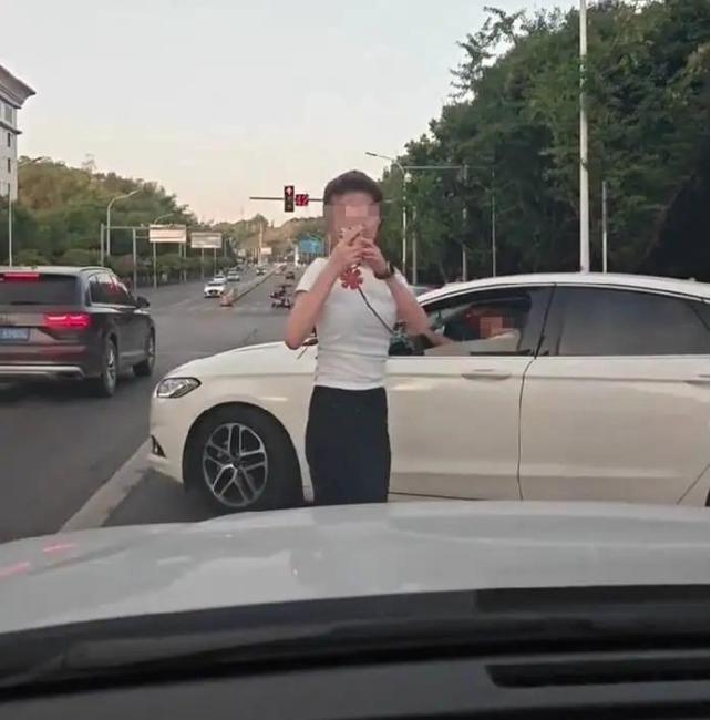 重庆"口水姐"进去了，但最该反思的，是方向盘后面那个一声不吭的男人。把视频