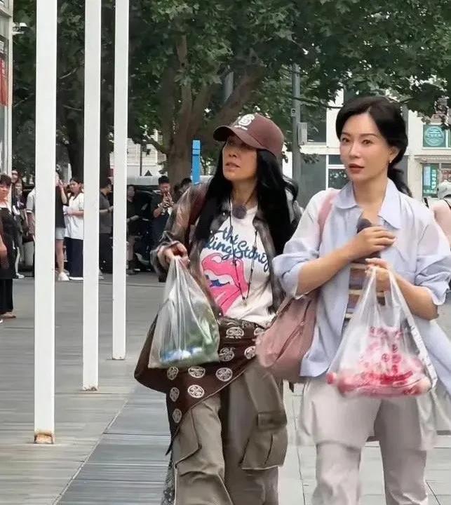 偶遇那英和陈数一起买菜，这画面冲击力太大了！那英一身混搭风简直绝了，三层衬衫套着