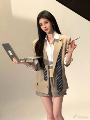 鞠婧祎一次性晒多张美照动态静态都很绝，静态温柔，动态灵动，气质百变。每张照片都