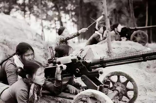 1979年，我军正在向前突进，突然从旁边暗堡钻出了两名越南女人，用火箭弹一下炸毁