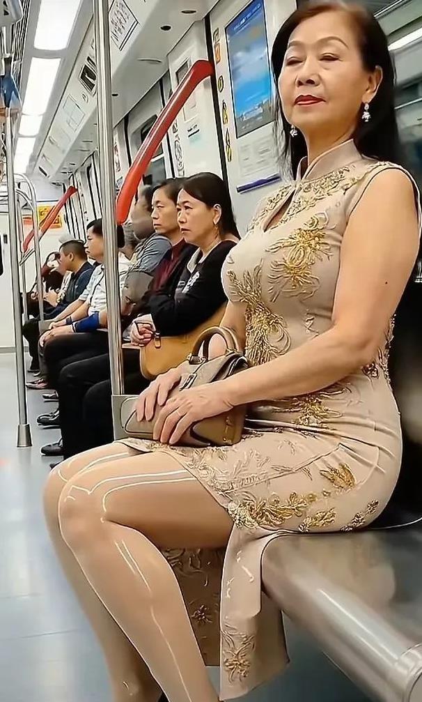 这位大姐有近70岁了吧！一看实属标准的东方女性，长发飘逸，和发自内心的时尚美，