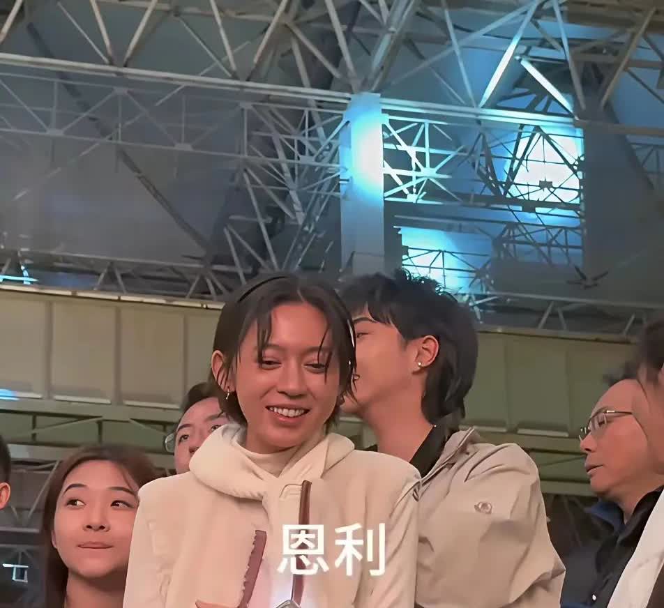 伊能静嘴要笑歪了！近日恩利和一名女生一起去看演唱会，两个人一直紧贴在一起，有说有