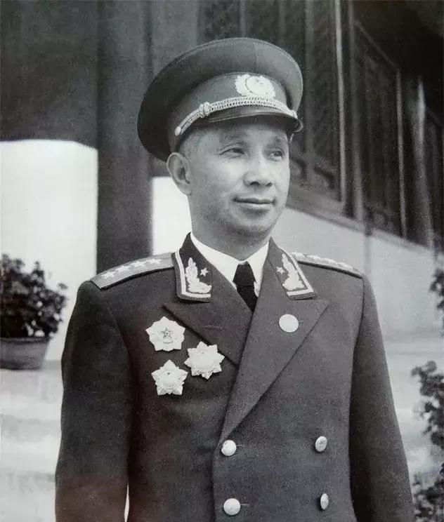 1955年，毛主席说：“论功、论历、论才、论德，粟裕可以领元帅衔。”这时周总理一