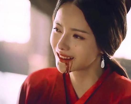公元221年，魏文帝曹丕的使者端了一杯酒给甄皇后，说：“娘娘，这是陛下赐给你的！