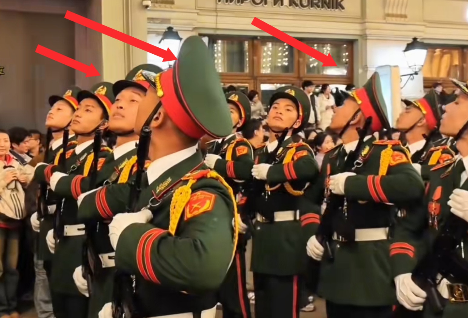 越南的仪仗队跑到俄罗斯参加红场阅兵活动，但他们的表现，简直就像是业余水准，恐怕连国内中学生的军训水平