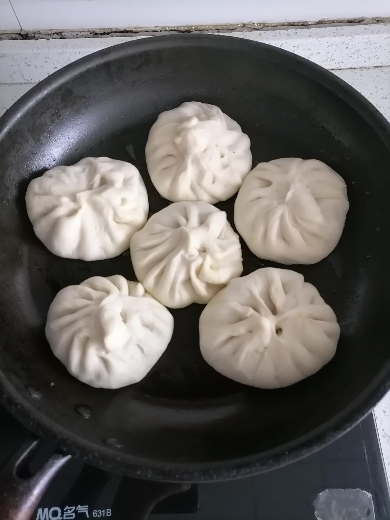 朋友们，今年的猪肉是不是超便宜啊？我只花8块钱就买了前腿肉，加上一块钱的包菜