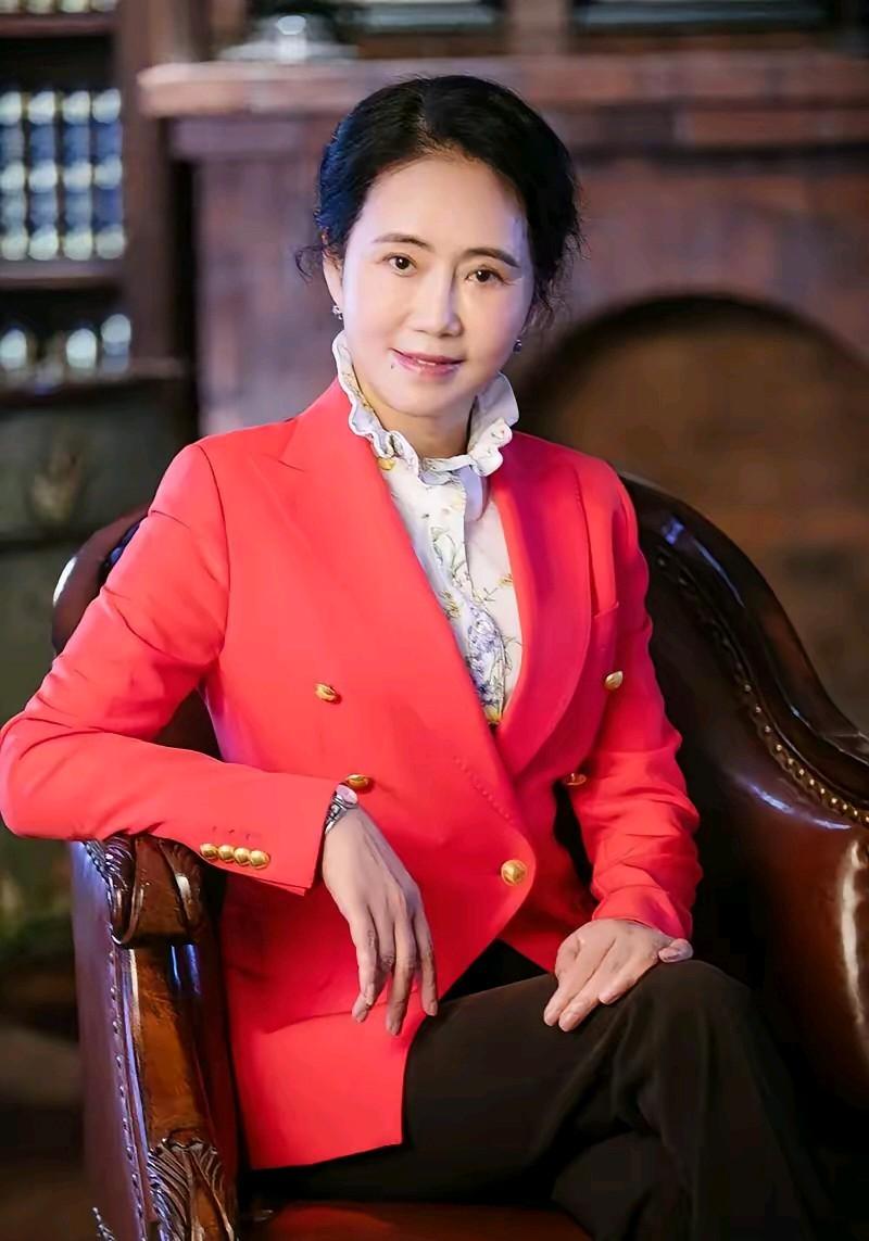星宇股份董事长周晓萍竟然是第四届江苏省“诚信之星”。周晓萍不仅是江苏省人大代表和
