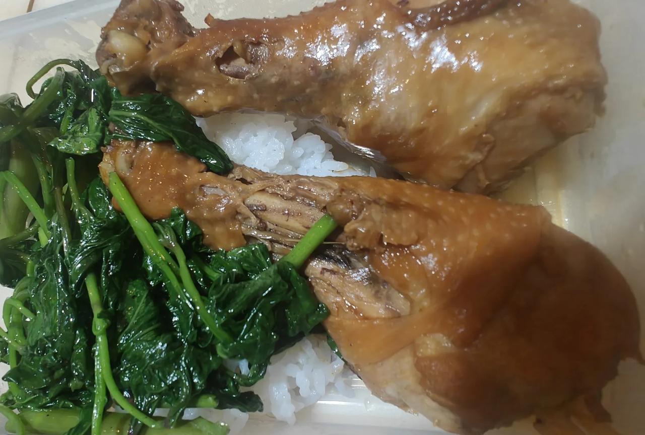 从来没担心过，孩子们吃饭吃不饱，或者吃得少的问题，反而，我总是担心他们吃太多。